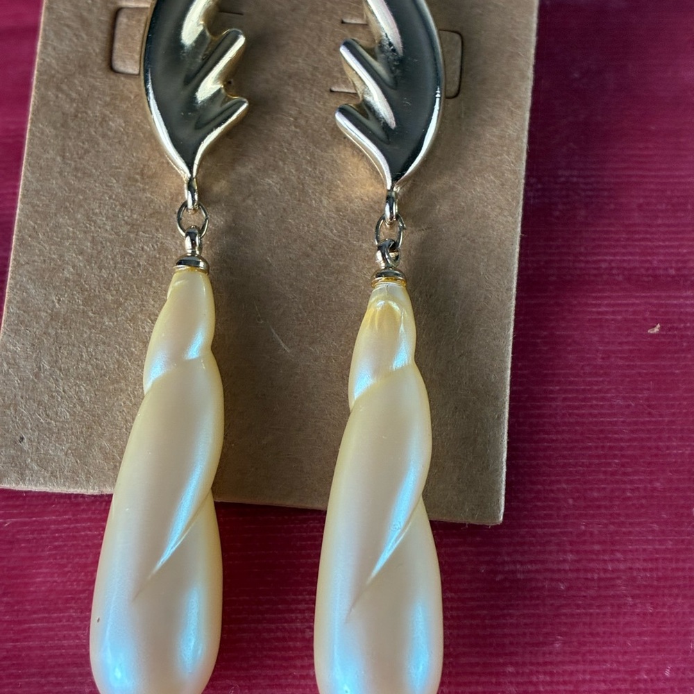 Vintage gold and faux pearls dangle earrings. 80’s . Richelieu